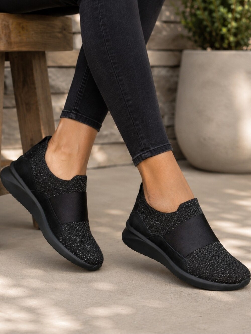 Clarks Un Rio Knit Athleisure Minimalist Knit Shimmer Comfort Sneakers 7M